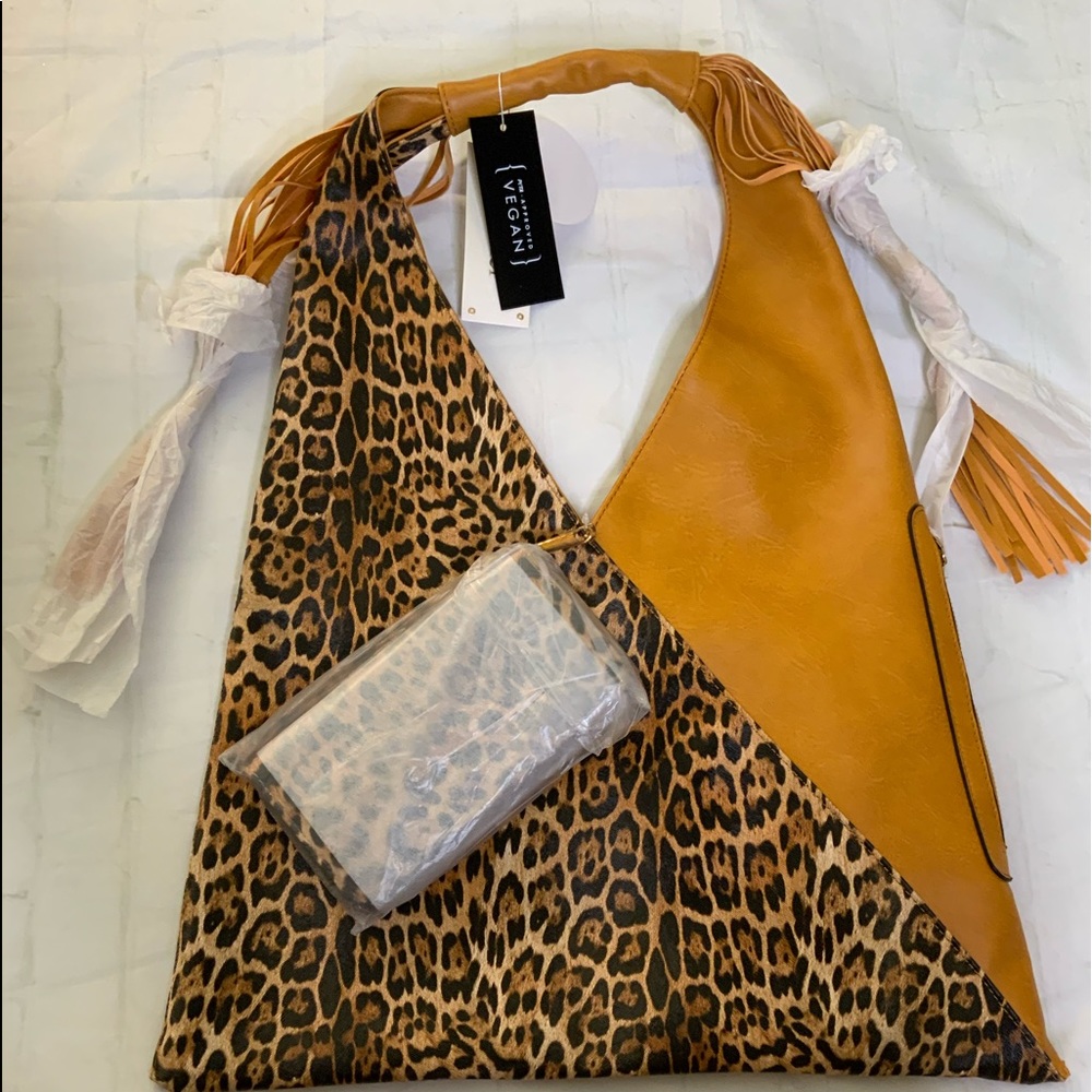 Gorgeous NWT vegan leather leopard and brown purse set with matching wallet. Thi